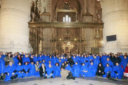 Los agentes especializados posan a la entrada de la Catedral antes de la visita.-RAÚL G. OCHOA