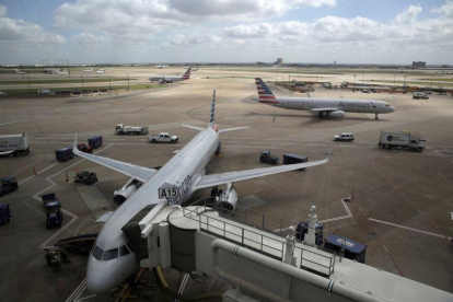 Aviones de American Airlines en el aeropuerto de Dallas.-AP