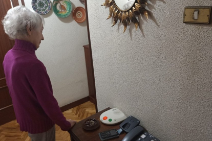 na usuaria del servicio de teleasistencia de Castilla y León, con el dispositivo instalado en la entrada de casa. - D.V.