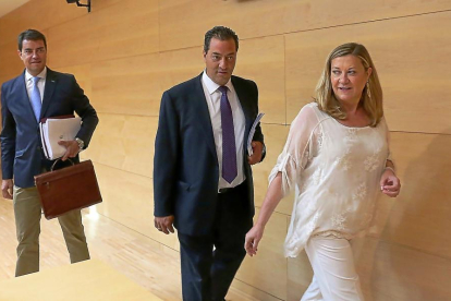 La consejera de Economía, Pilar del Olmo, a su llegada a la comisión de investigación con el presidente de la misma, Salvador Cruz.-ICAL