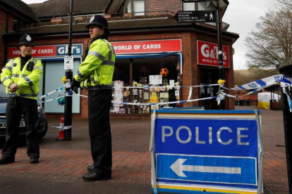 Dos policías montan guardia en una zona céntrica de Salisbury, donde el 4 de marzo fueron aparentemente envenenados el expía Skripal y su hija, el 12 de marzo.-/ AFP / ADRIAN DENNIS