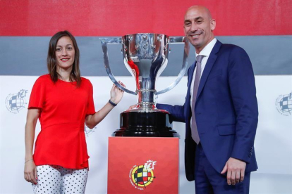 Guadalupe Porras, primera árbitra asistente y el Presidente de la Real Federación Española de Fútbol Ángel Rubiales, durante el sorteo del calendario de la temporada 2019-2020, en la Ciudad del Fútbol de Las Rozas.-EFE