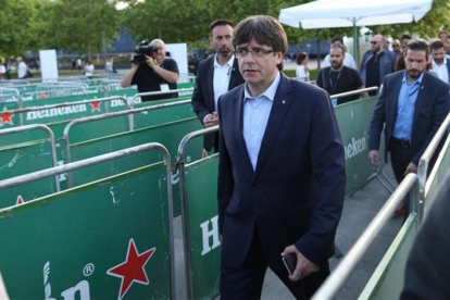 El presidente de la Generalitat, Carles Puigdemont, visita el festival Primavera Sound, en Barcelona.-EFE / ALEJANDRO GARCIA
