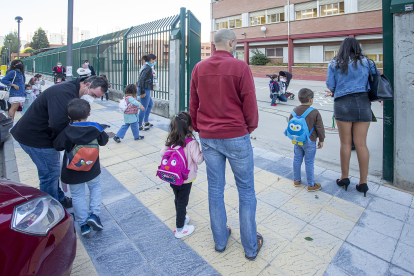Padres y niños instantes antes de entrar  a clase. ECB