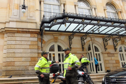 Policías prestan guardia frente al teatro Colón en Bogotá (Colombia) donde se firmará el nuevo acuerdo de paz.-MAURICIO DUEÑAS CASTAÑEDA / EFE