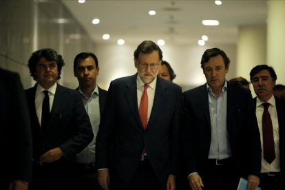 El presidente del Gobierno en funciones y líder del PP, Mariano Rajoy, acompañado de su equipo en la ronda negociadora.-JOSÉ LUIS ROCA
