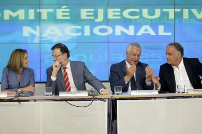 María Dolores de Cospedal, Mariano Rajoy, Javier Arenas y  Gonzalez Pons, en el Comité Ejecutivo.-JOSE LUIS ROCA