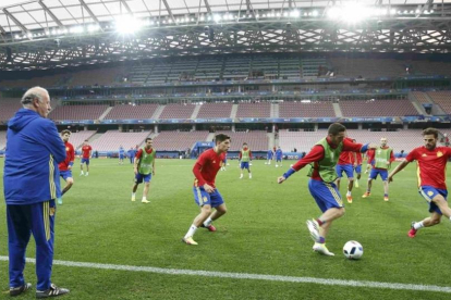 Del Bosque sigue el entrenamiento de España en Niza.-ERIC GAILLARD