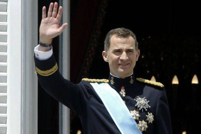 El rey Felipe VI saluda desde el balcón del Palacio Real de Madrid, el día de su proclamación.-Foto: JUAN MANUEL PRATS