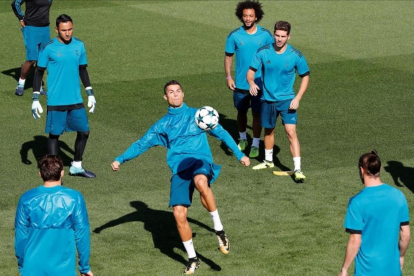 Cristiano Ronaldo, durante el entrenamiento de este martes en Valdebebas.-REUTERS