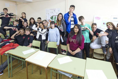 Los alumnos premiados del IES Diego Porcelos posan junto a una de sus profesoras.-ISRAEL L. MURILLO