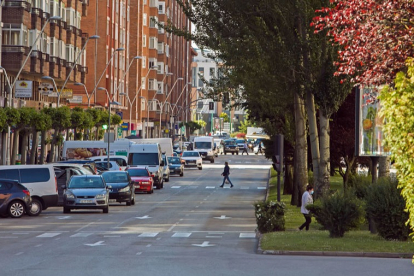 Vista de la avenida Derechos Humanos donde se ven vehículos aparcados en doble fila. TOMÁS ALONSO