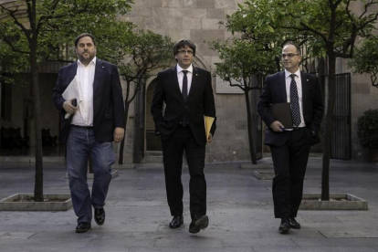 Carles Puigdemont, Oriol Junqueras y Jordi Turull antes de la reunion de Govern de hoy.-JOAN CORTADELLAS