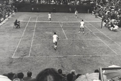 Los equipos de España y la India en el partido dobles de la Final Interzonas de la Copa Davis en 1965 en el Tenis Barcelona.-NICOLÁS G.