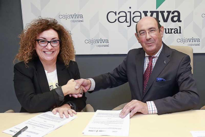 La presidenta de la FEC, Consuelo Fontecha, junto al director del área de Negocio de Cajaviva, Agustín Colino.-R.G.O.