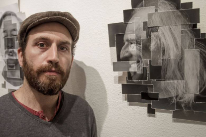 El artista Andrés Torca con su obra en las salas del Consulado del Mar-Santi Otero