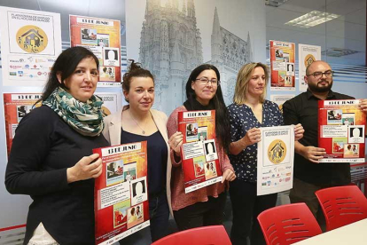 Representantes de las entidades que componen la plataforma posan con el cartel de las actividades del día internacional del trabajo doméstico.-RAÚL OCHOA