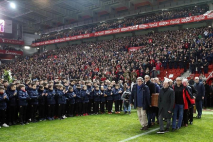 Exjugadores del Sporting entran el féretro con los restos de Quini en El Molinón.-EFE
