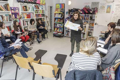 Ana Cristina Herreros se dirige a las mujeres que participan en el plató de historias en que se ha convertido La silla mágica.-Santi Otero