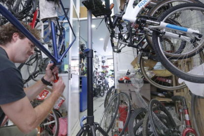 Imagen de un negocio de arreglo de bicicletas.-ISRAEL L. MURILLO