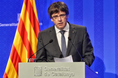 El president Carles Puigdemont, este lunes, en la rueda de prensa que ha ofrecido tras la reunión del Consell Executiu-FERRAN SENDRA