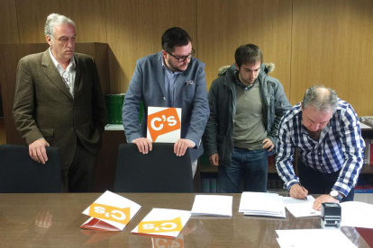 Javier Batallé,  a la izquierda, y Rodrigo Ibeas, en la Junta Electoral.-ECB