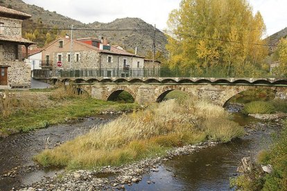 El río Pedroso riega la localidad que ha sido un imán desde antiguo para los aficionados a la pesca de truchas-ECB