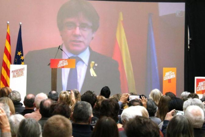 Carles Puigdemont interviene desde Bruselas en el mitin de Junts per Catalunya de este sábado.-EL PERIÓDICO (ACN / BERNAT VILARÓ)