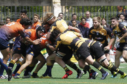 El maul del Universidad deBurgos Colina Clinic avanza en un partido de la pasada campaña.-SANTI OTERO