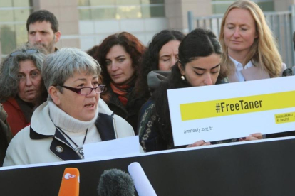 Manifestación de activistas de derechos humanos a favor de la libertad de Kiliç, presidente de AI en Turquía, ante el juzgado de Estambul, el 31 de enero.-EFE / ILYA U TOPPER