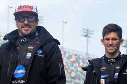 Fernando Alonso y su compañero en Cadillac, Jordan Taylor, antes de empezar las 24 Horas de Daytona.-EFE / GERARDO MORA