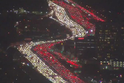 Monumental atasco en Los Ángeles de gente que intenta llegar a su casa para la cena de Acción de Gracias.-ABC7