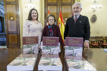 Irene Palomero, Magdalena Ilardia y Félix Palomero posan con el primer volumen de la colección. SANTI OTERO