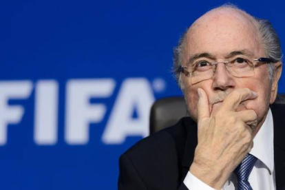Blatter, en una rueda de prensa de la FIFA.-AP / FABRICE COFFRINI