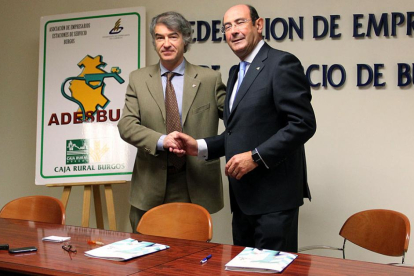 Ricardo Alonso y Agustín Colino tras la firma del convenio.-ISRAEL L. MURILLO