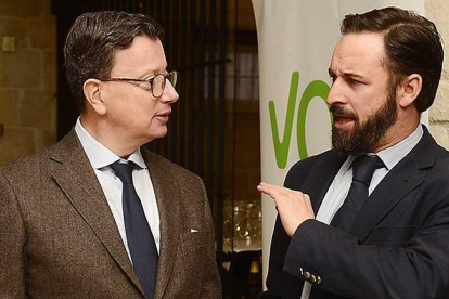 El presidente de Vox, Santiago Abascal (D), y francés Edouard Ferrand.-ICAL