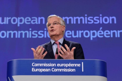 Michel Barnier, en la rueda de prensa de este viernes en Bruselas.-EFE / OLIVIER HOSLET