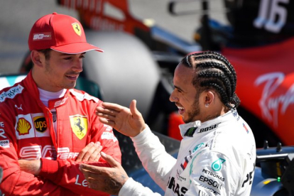 <em>Leclerc junto a Hamilton después de la última sesión de entrenamientos