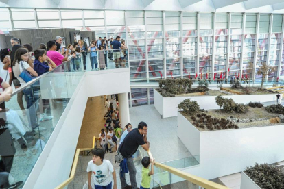 Un numeroso grupo de turistas en los accesos del Museo de la Evolución Humana.-ISRAEL L. MURILLO