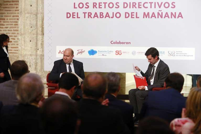 El director de El Mundo-El Correo de Burgos, Ricardo García Ureta, entrevistó a Eduardo Gómez-Mesto, director regional de Adecco.-RAÚL G. OCHOA