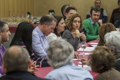 Los números uno al Congreso y al Senado por Burgos, entre los asistentes al café tertulia del PSOE con Meritxell Batet, en el centro.-SANTI OTERO
