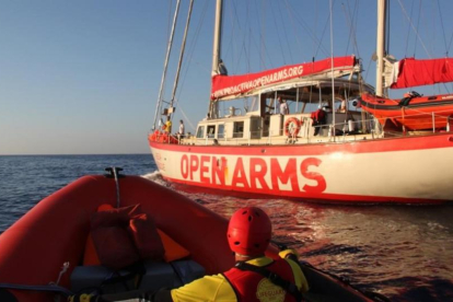 Una lancha rápida de Proactiva llegando al 'Astral', desplegado en aguas frente a Libia.-JAVIER TRIANA
