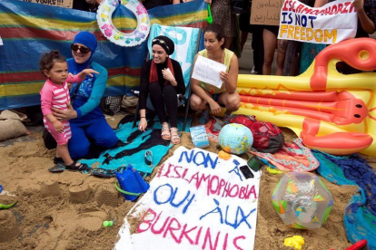 Una mujer ataviada con un "burkini" participa en una protesta bajo el lema "Lleva lo que quieras" en el exterior de la embajada francesa en Londres-EFE/Hannah Mckay