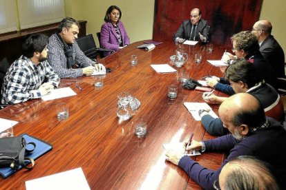 Reunión del Comité de empresa de Nissan junto con El consejero de Economía y Empleo, Tomás Villanueva, y la secretaria general del Ministerio de Industria, Energía y Turismo, Begoña Cristeto-El Mundo