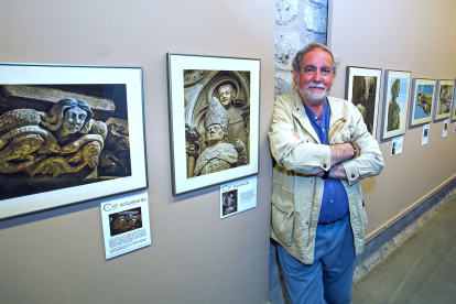 El fotógrafo Ángel Herraiz posa junto a algunas de sus fotografías. TOMÁS ALONSO