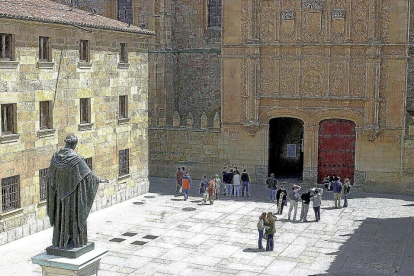 Los turistas buscan la célebre rana mientras contemplan la fachada histórica de la Universidad de Salamanca.-ICAL