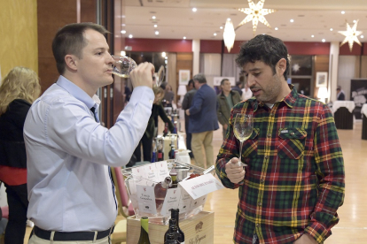 Dos personas catan un vino de Ribera en una feria promocional en Burgos. ICAL