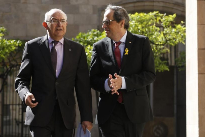 El president Quim Torra y el director de la Oficina Antifrau de Catalunya, Miguel Ángel Gimeno, este miércoles en el Palau de la Generalitat.-/ ALBERT BERTRAN