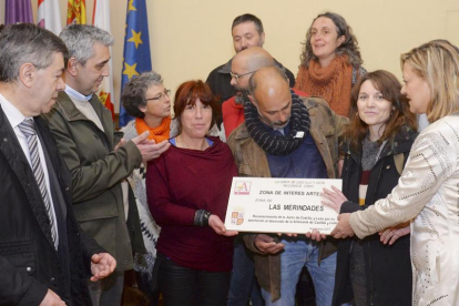 La consejera de Economía y Hacienda, Pilar del Olmo (D), entrega a un grupo de artesanos el reconocimiento como Zona de Interés Artesanal para Las Merindades.-ICAL