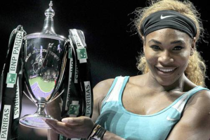 Serena Williams, con el trofeo que la acredita como ganadora del Masters femenino.-Foto: EFE / WALLACE WOON